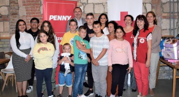 Háromszáz rászoruló gyermek iskolakezdését könnyíti meg a PENNY a Magyar Vöröskereszt segítségével