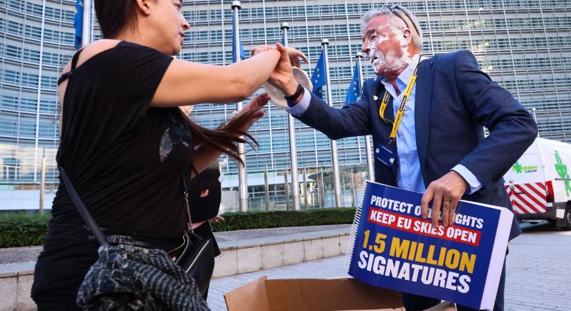 Tortát kapott az arcába a Ryanair vezérigazgatója (videó)