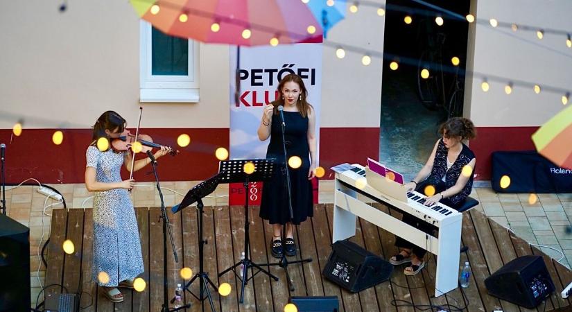 Kétszer kettő néha öt – a múlt század elejét idézték fel a trió dallamai Gyarmaton (fotók)