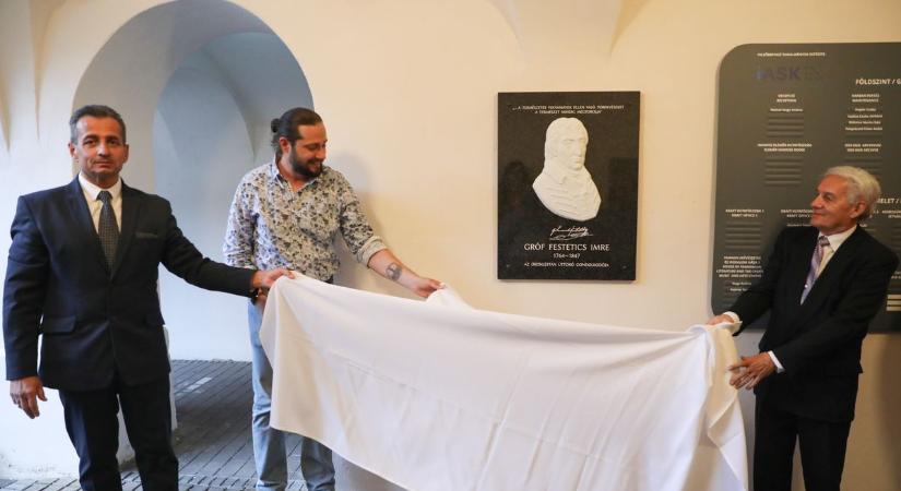 Kőszegen leleplezték gróf Festetics Imre herendi porcelán domborművét