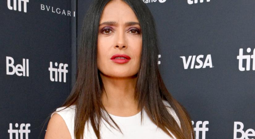 Salma Hayek valóságos menyasszonyként lépett a vörös szőnyegre: káprázatosan festett ebben a fehér ruhában
