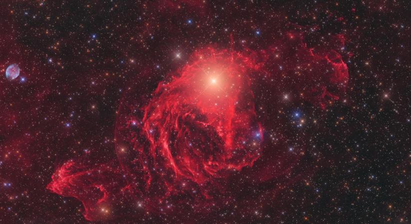 Vörös lidérc, bújócskázó Mars és éjszakai világító felhők az év csillagászati fotóin