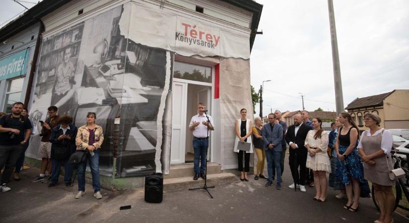 Könyvsarok is őrzi már Térey János emlékét Debrecenben – fotókkal