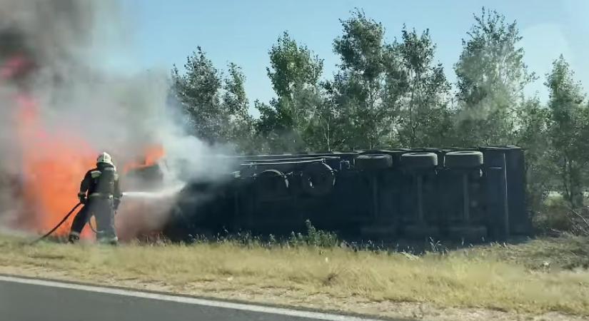 Helyszíni videó: rommá égett a 8-as úton kigyulladt kamion