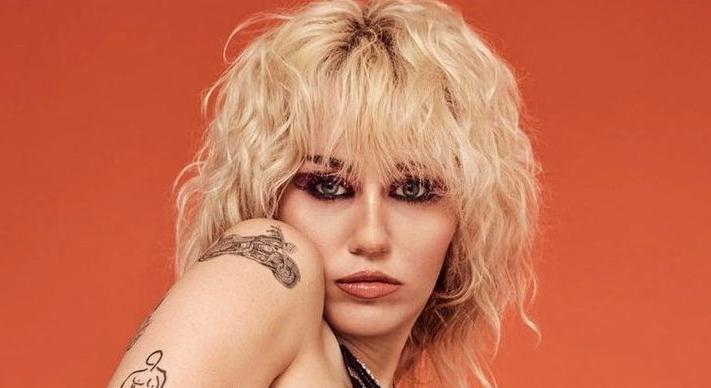 Miley Cyrus élőben vetkőzött le, a bugyija csak a jéghegy csúcsa