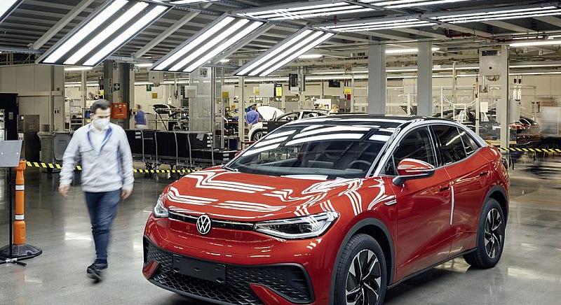 Dolgozókat küld el e-autós gyárából a VW