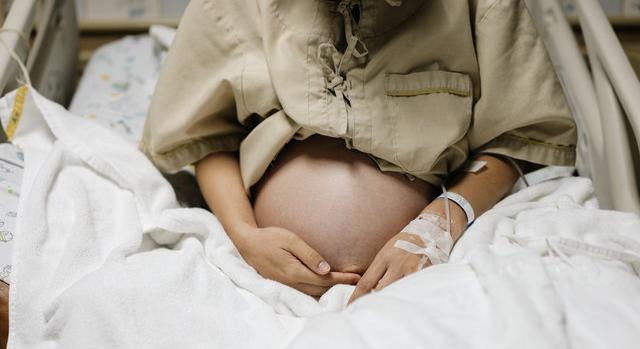 Egy férfi 1 milliárd dollárra perelt egy kórházat, miután végignézte a felesége császármetszését