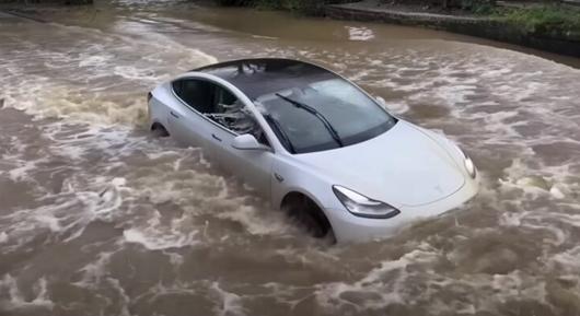 Egy Tesla nem motorcsónak, még ha néhány sofőr ezt máshogy is gondolja