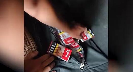 Több ezer doboz csempészcigarettát találtak egy román kisbuszban