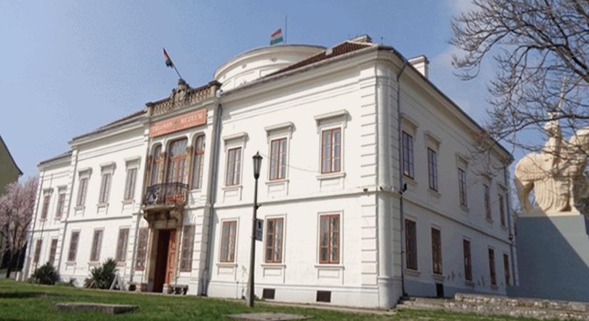A Trianon Múzeumnak otthont adó Zichy-kastély a romantika korának egyik legbecsesebb műemléke