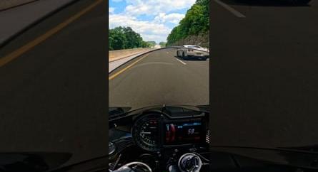 1500 lóerős Nissan GT-R gyorsult egy Ninjával az autópályán