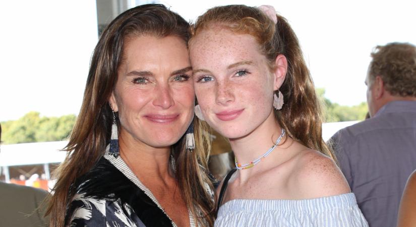 Brooke Shields lánya, Grier Henchy édesanyja 22 évvel ezelőtti ruhájában pózolt - Fotó