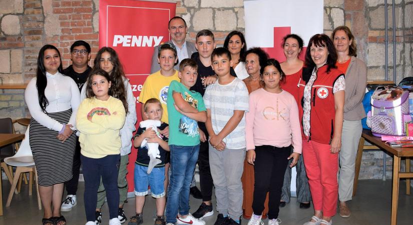 Háromszáz rászoruló gyermek iskolakezdését könnyíti meg a PENNY a Magyar Vöröskereszt segítségével