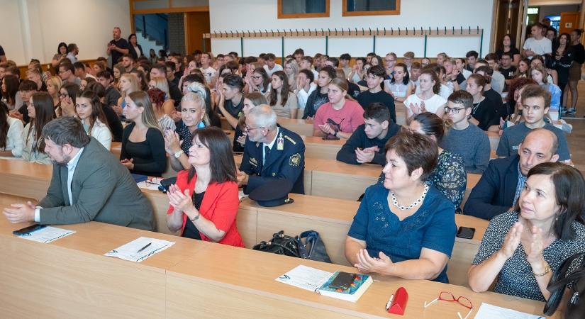 Középiskolások a jogi karon