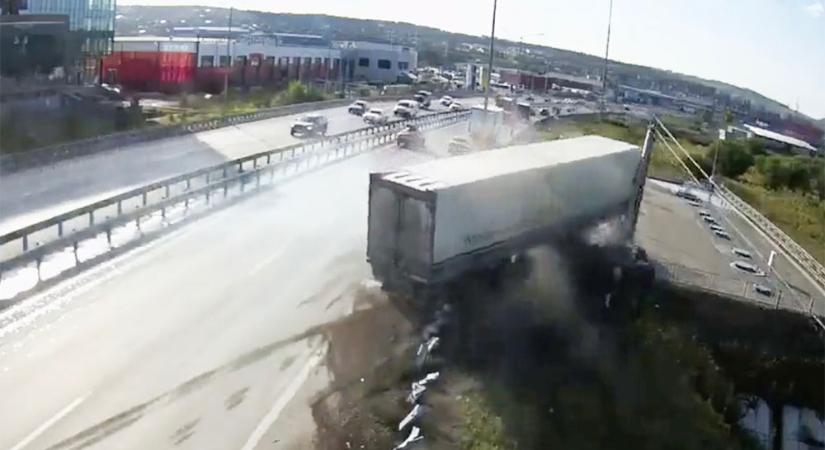 VIDEÓ: Az autópálya mellett sétálgatott, aztán jött a kamion