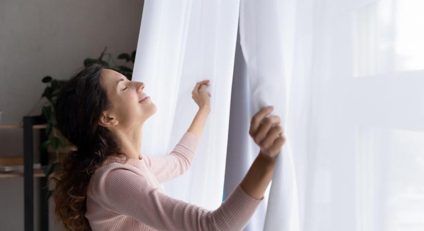Így moshatod ki a függönyöket anélkül, hogy levennéd a helyükről őket