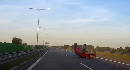 Fittyet hányt a követési távolságra, ijesztő borulás lett az eredménye