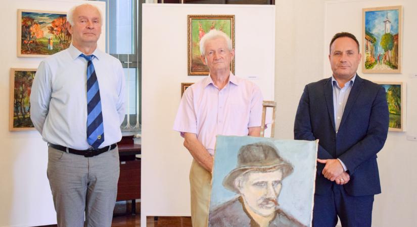 Csendes Ferenc festményei díszítik a hivatal paravánjait