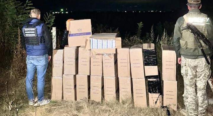 Csaknem 20 láda cigarettát hagytak hátra a cigarettacsempészek Kárpátalján
