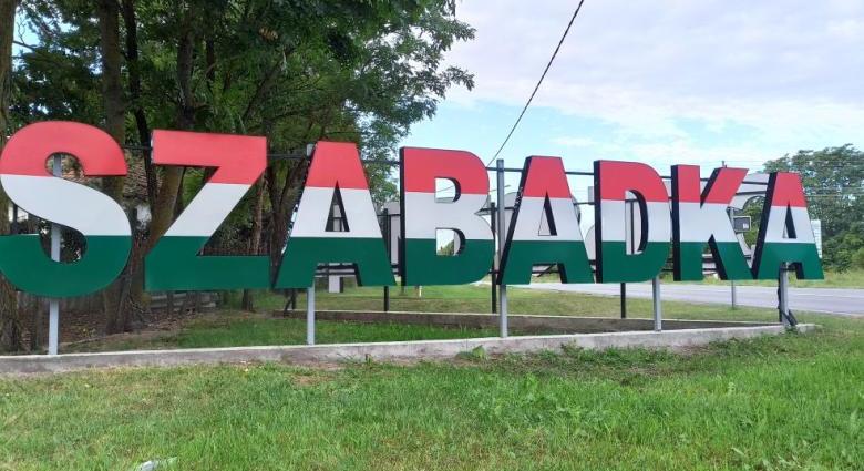 Ismét felállították a piros-fehér-zöld Szabadka feliratot