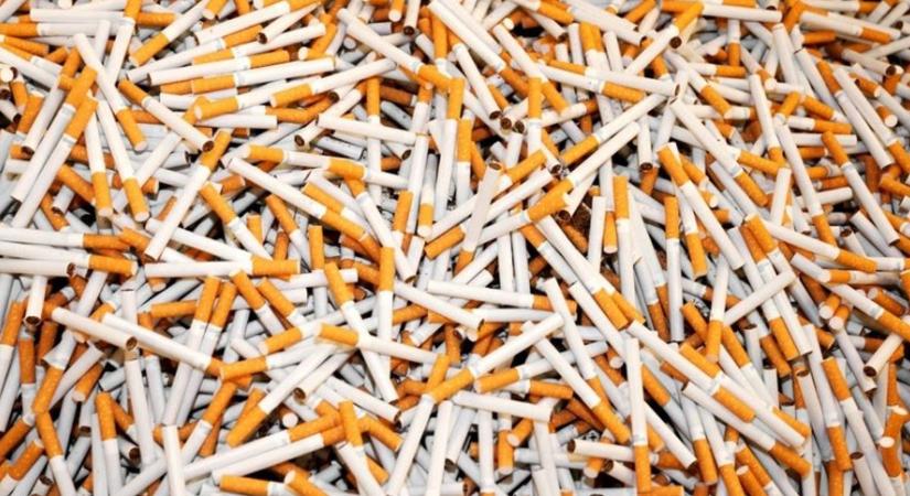 Cigarettával bélelték ki a kanapét, az M7-es autópályán buktak le a csempészek