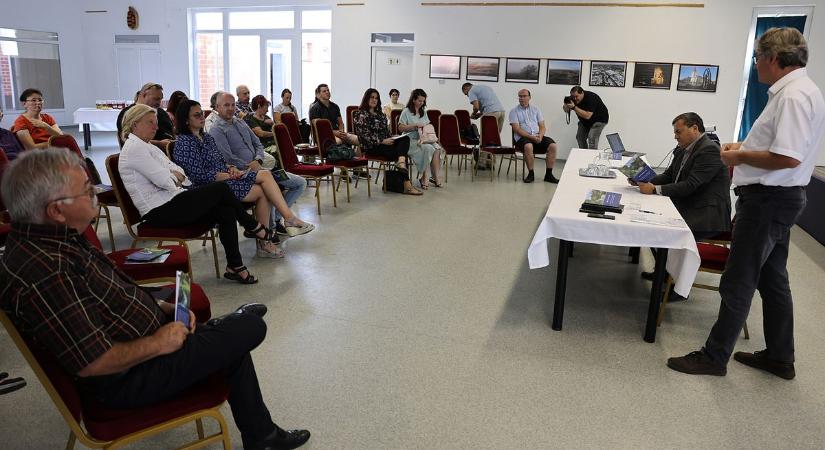 A virágzó kelebiai kertekért – a vízmegtartásról értekeztek – galériával