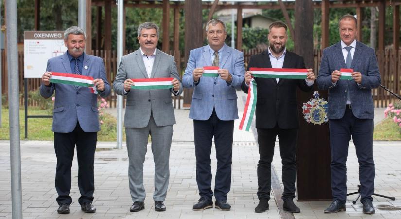 Átadták a bővített Fürdőkertet és az új látogatóközpontot is Hajdúböszörményben
