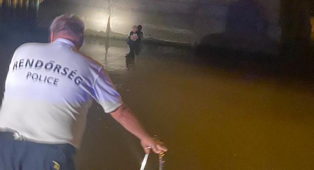 Dunába esett egy nő a Margit hídról – fotók a helyszínről