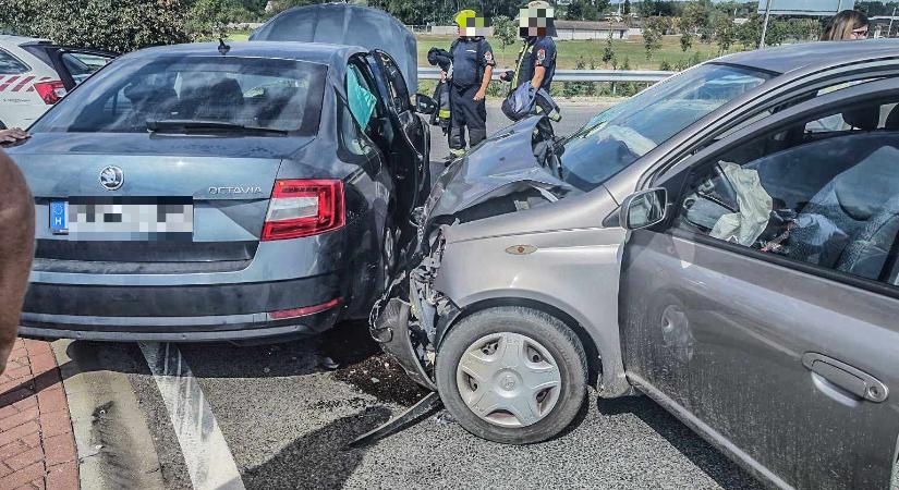 Hatalmas csattanás Újhartyán közelében – nem tudott időben lefékezni a Yaris HELYSZÍNI FOTÓKKAL!