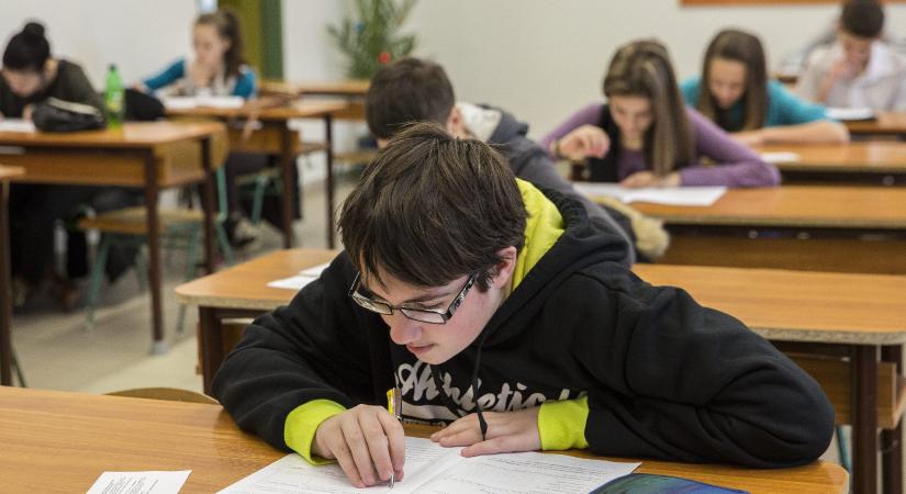 Visszavonták a kilakoltatott gimnázium engedélyét, új iskolát kereshetnek a diákok