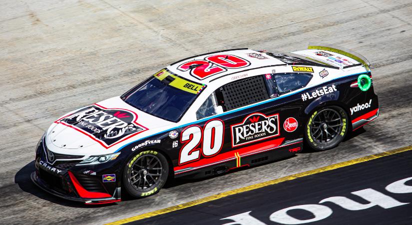 NASCAR: Bell már megint pole-ban, Larson tökutolsó Bristolon
