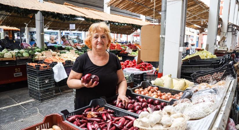 Az illatos szilvától a friss mákig – bőséges az őszi választék a szolnoki vásárcsarnokban