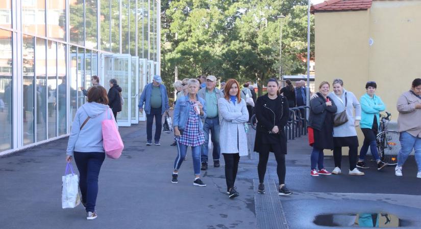 Elszabadult a pokol a pécsi vásárcsarnokban – írja olvasónk