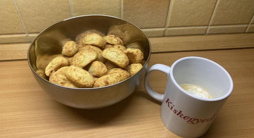 Kolléganőnknek maradt a pizzához vett mozzarella sajtjából, isteni sós teasüteményt dobott vele össze
