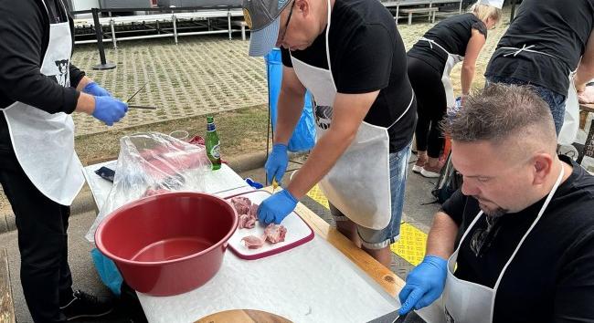 A Cívishír csapata is tölti a kolbászt a Zamat Fesztiválon