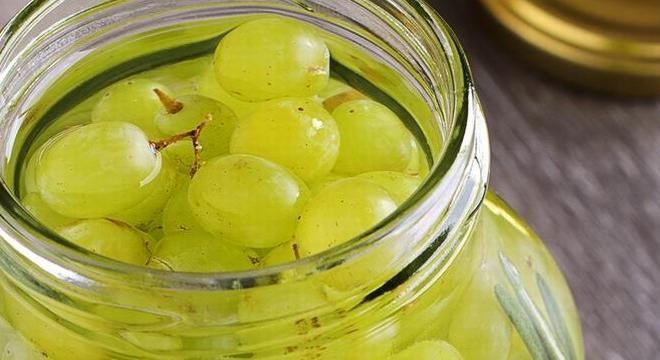 Szőlő fűszeresen, pikáns savanyúságnak