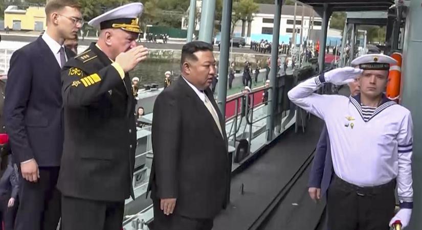 Kim Dzsong Un megsimogatta az orosz atomfegyvereket - itt vannak a fotók