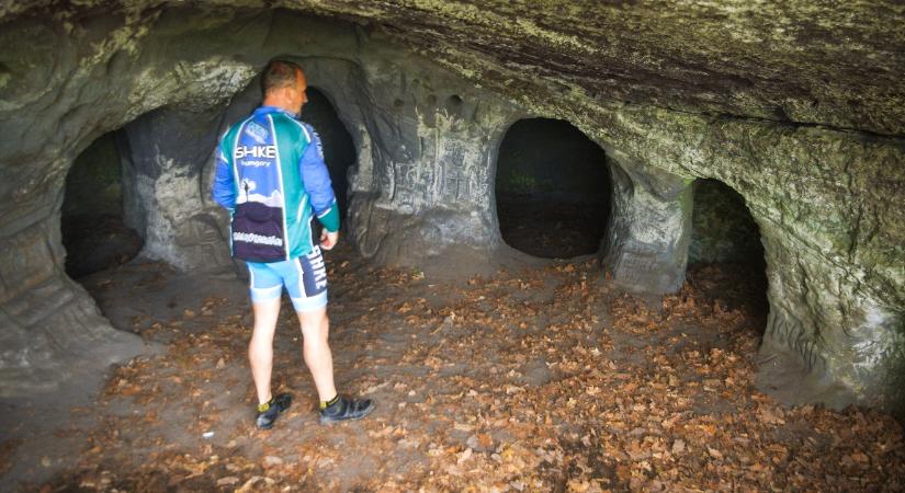 Nyolclyukú sziklaüreg a teszéri szurdokban, ahová láncon kell felmászni