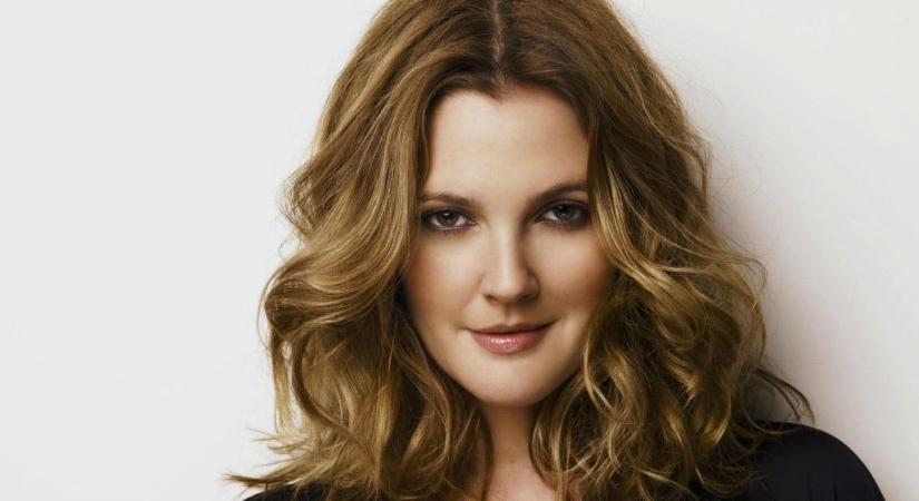 Drew Barrymore sírva kért bocsánatot a sztrájkolóktól, majd törölte is a bocsánatkérő videót, miután emiatt is kritizálták