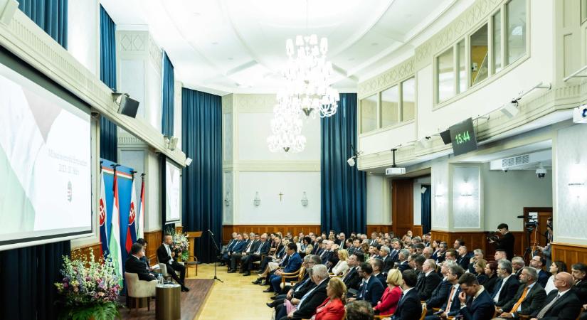 Hvg.hu: Percalapú pénzbüntetést ígért be Szijjártó a késő diplomatáknak