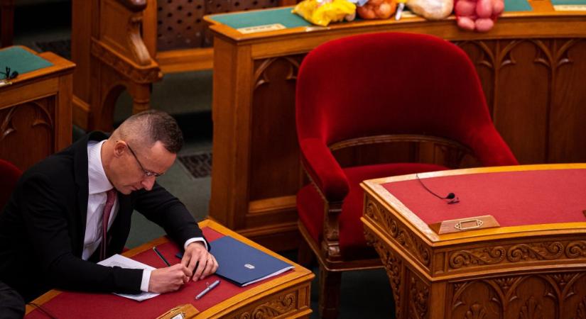 Szijjártóék pénzbüntetést lengettek be a késő diplomatáknak