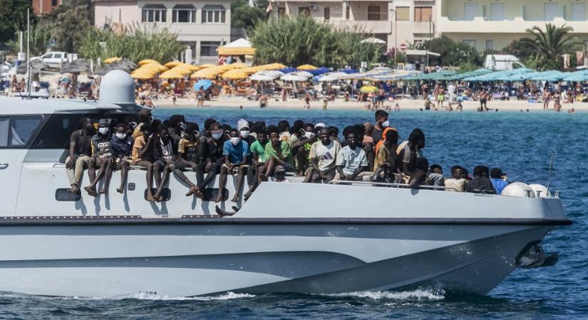 Csúcsforgalom Lampedusán, el se férnek az embercsempészek hajói
