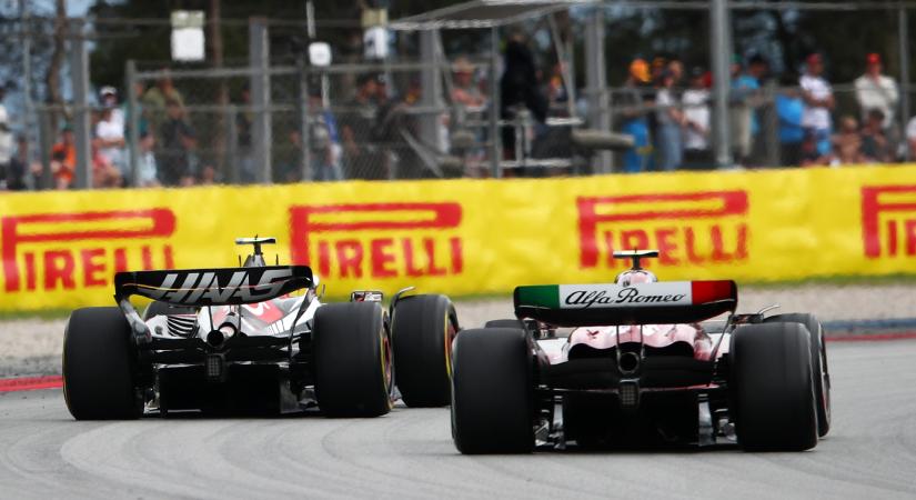 Kényszerből marad a kínai pilóta az F1-ben