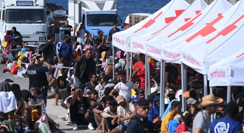 Dramatic videos of migrant crisis, Lampedusa has fallen