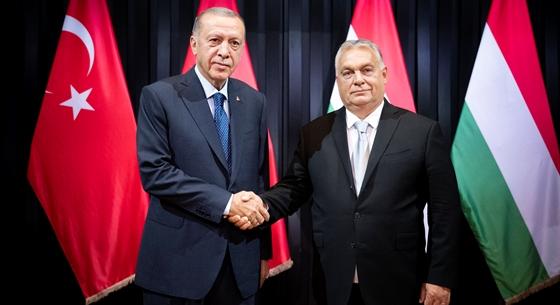 Az ügyészség vizsgálja, jogszerűen lépett-e túl a rendőrség az Erdogan emberei által bántalmazott férfi ügyén