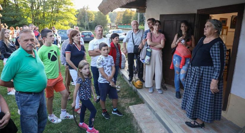 Pemetem áztatója, likam bedugója - balladák, mesék, énekek Eszti nénitől