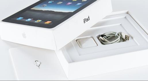 Árverésen a talán egyetlen olyan iPad, amelyen Steve Jobs aláírása szerepel