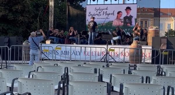 Nem ülhetett le a szüreti fesztivál közönsége, mert a nagyuraknak tartották fenn a helyeket – Hadházy Ákos kiakadt