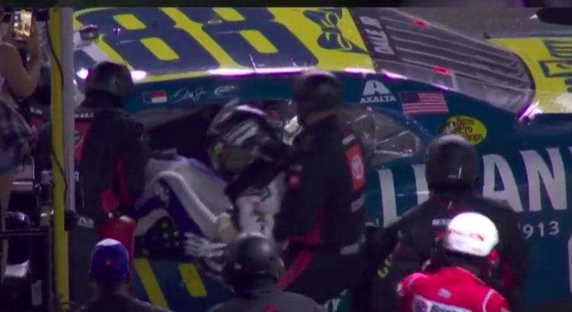 Vezette a futamot, majd kigyulladt a lába, aztán győztes versenyzőjével taxizott a victory lane-re Dale Earnhardt Jr.