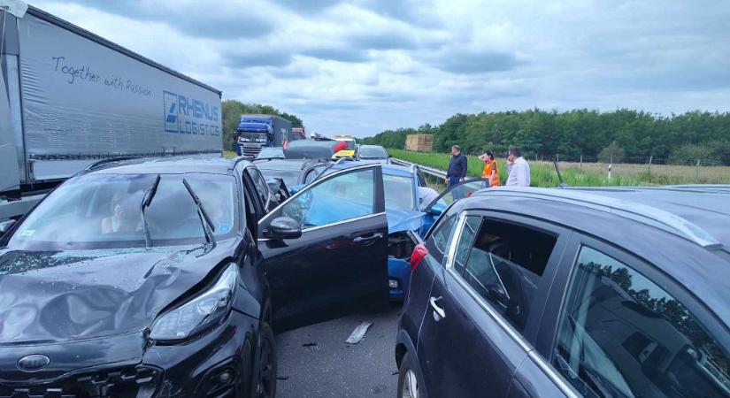 Egy autópályaszakasz, két baleset rövid idő alatt: előbb egy motoros futott rá egy terepjáróra, majd a feltorlódó forgalomban négy autó ütközött össze HELYSZÍNI FOTÓKKAL!